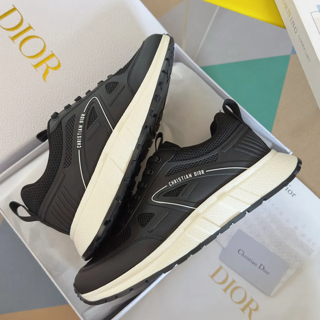 [Dior Dior] P: 640💰Couple model Size: Female: 35-40 (customized at 41), male 39-44. (customized at 45) 2025 Dior Dior autumn and winter new couple model, thick-soled casual sports shoes, originally purchased and developed to reinterpret the sports style with an elegant and fashionable shape. The upper is crafted from white mesh fabric and features the Christian Dior Paris signature on the laces and heel. The exquisite two-color sole is light and soft, which can add a high-end temperament to all kinds of casual looks. The delivery counter is exquisitely packaged🛍📦 ▪️Material: Original custom imported first-layer cowhide ▪️Inner lining: Imported soft sheepskin lining ▪️Sole: Original open-molded anti-slip rubber material ▪️Sole thickness: 4CM